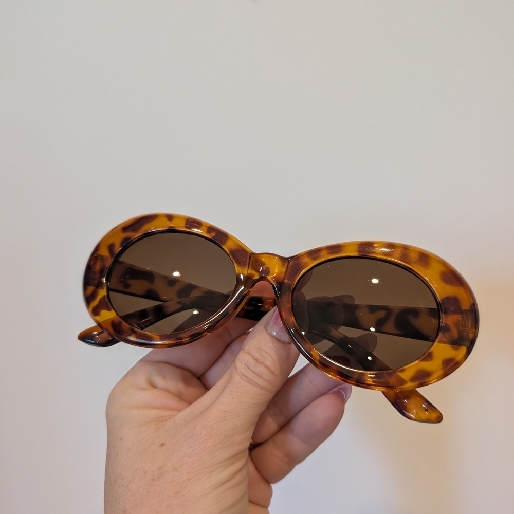 Retro Tortoise Shell Oval Sunglasses - Picture 3 of 8